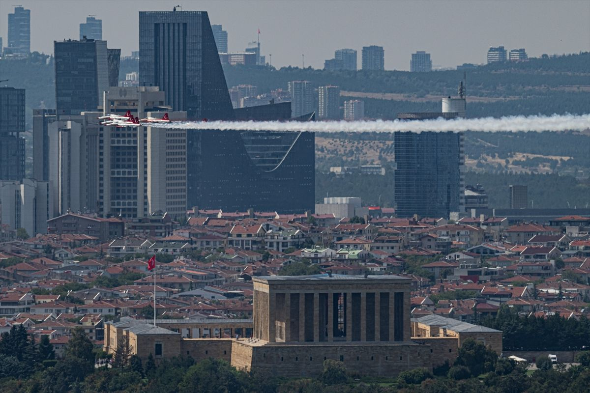 Nefes kesen görüntüler! Türk Yıldızları’ndan Ankara'da saygı uçuşu