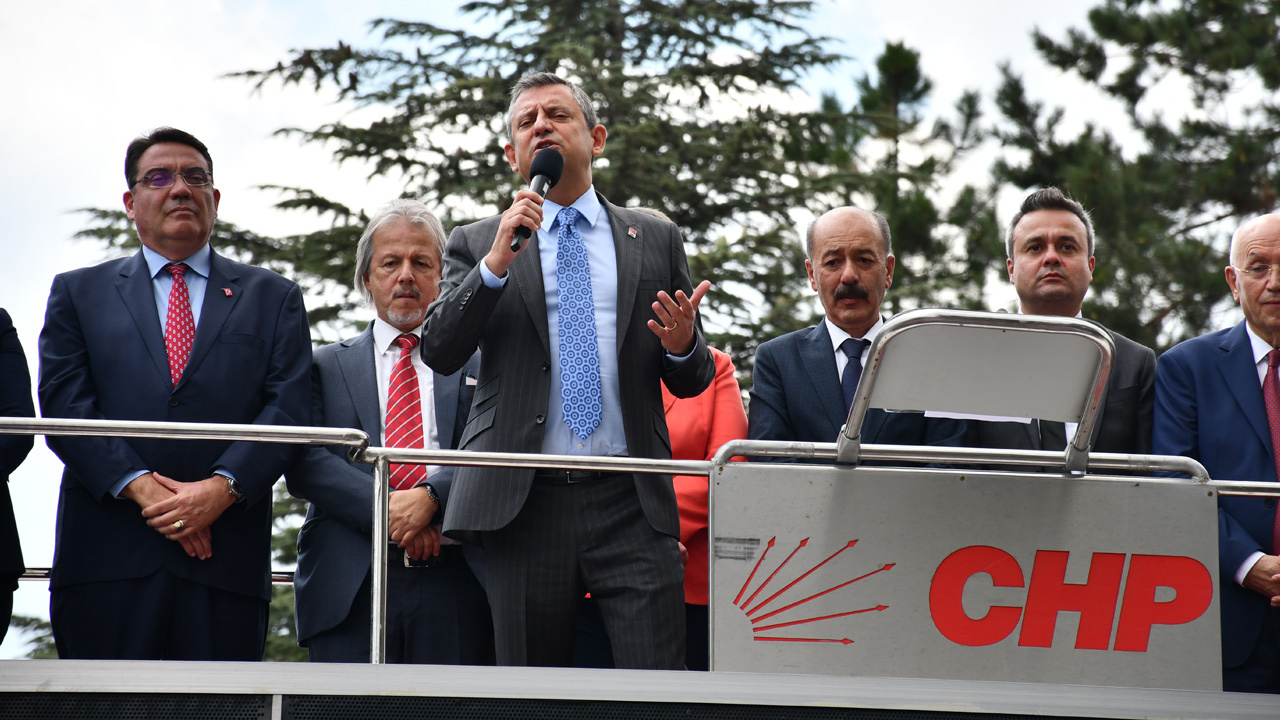 CHP Genel Başkanı Özel, Dumlupınar'da halka seslendi: "Cumhuriyet'in nasıl kurulduğunun farkındayız"