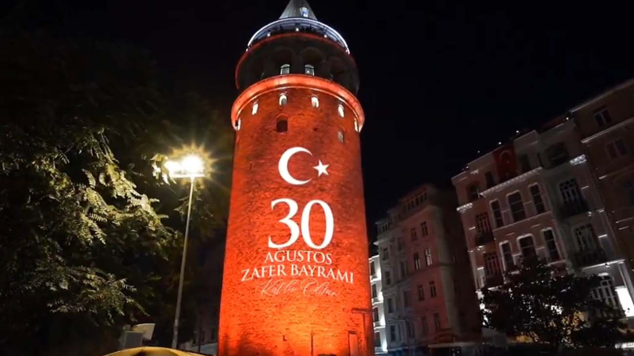 İstanbul'un tarihi mekanları Ay Yıldız'a büründü