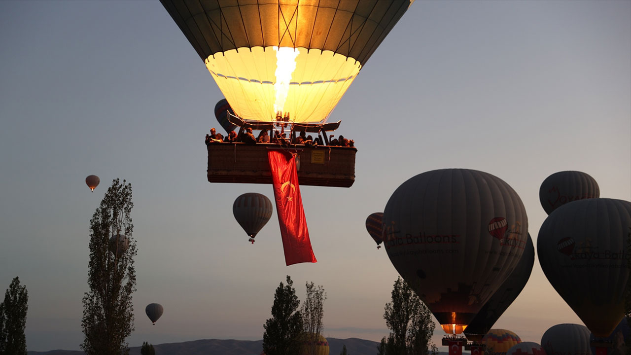 Kapadokya'da balonlar Türk bayraklarıyla uçtu