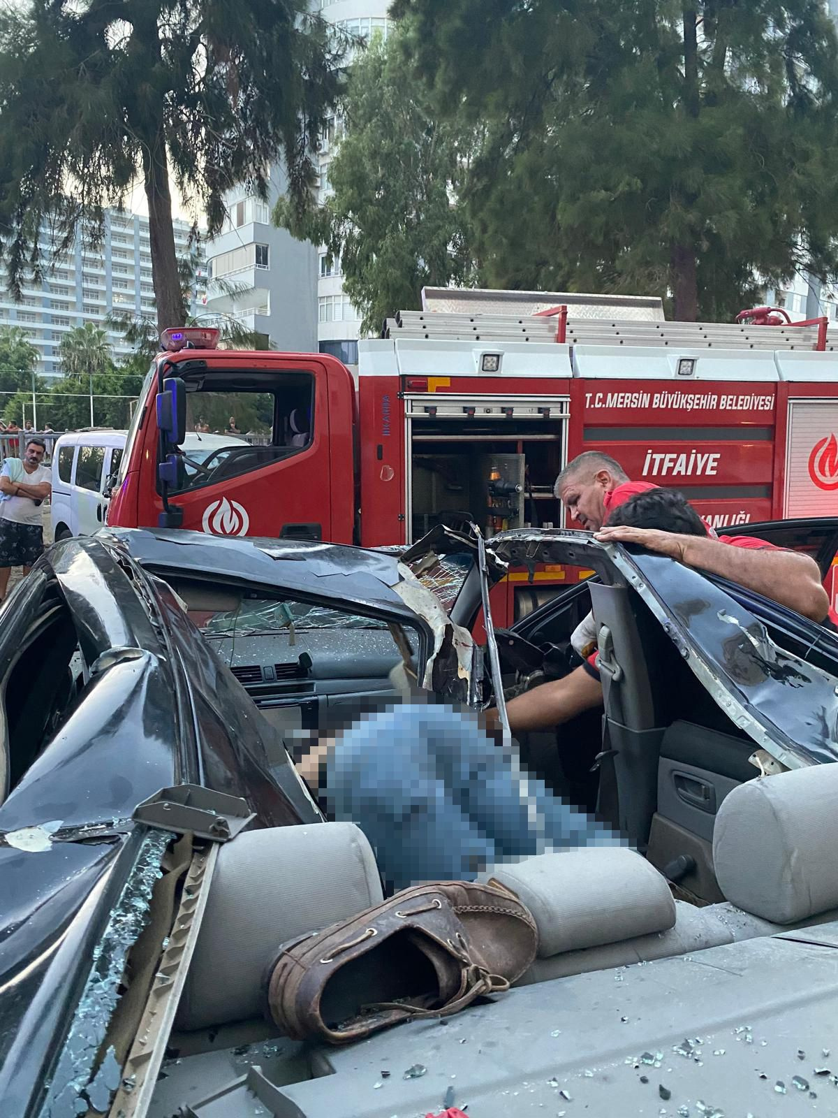 Mersin'de korkunç olay! 21. kattan otomobilin üzerine düştü