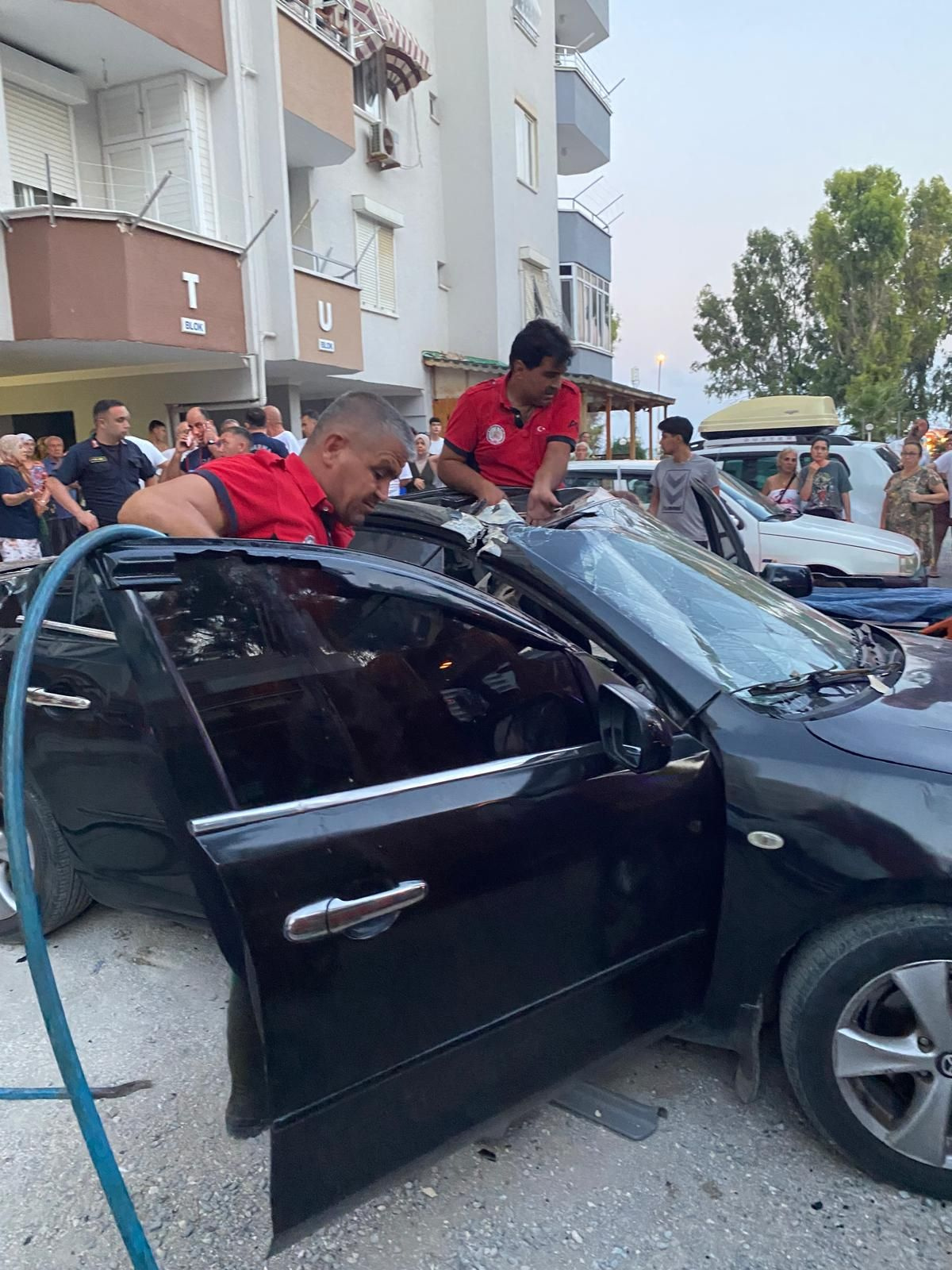 Mersin'de korkunç olay! 21. kattan otomobilin üzerine düştü