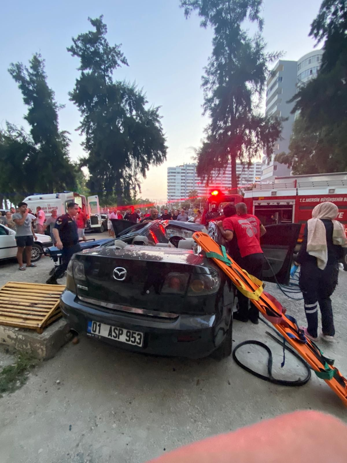 Mersin'de korkunç olay! 21. kattan otomobilin üzerine düştü