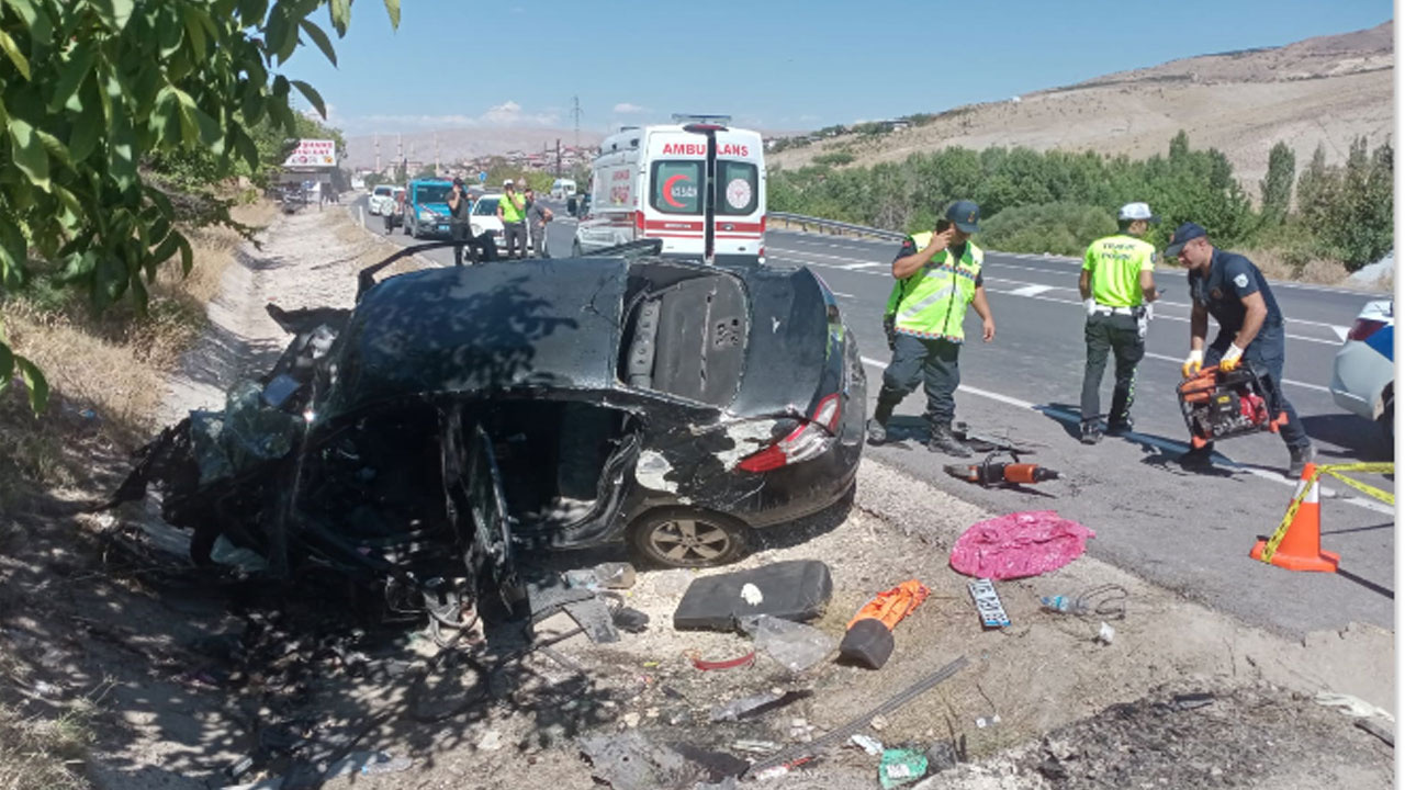 Malatya'da menfeze çarpan otomobildeki 3 kişi öldü