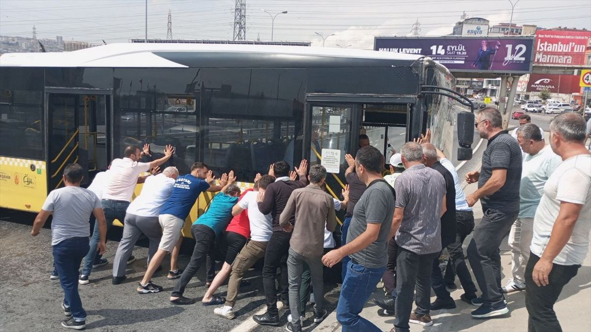 Avcılar'da İETT otobüsü kaza yaptı! Edirne istikameti trafiğe kapatıldı