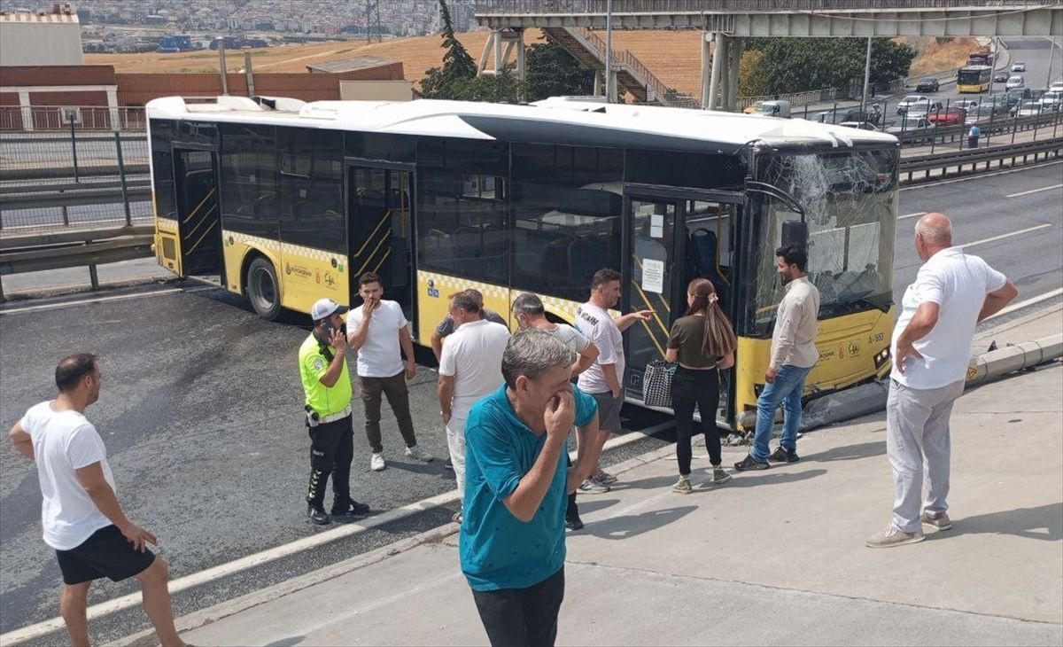 Avcılar'da İETT otobüsü kaza yaptı! Edirne istikameti trafiğe kapatıldı