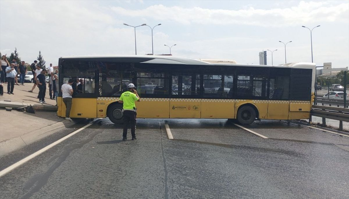 Avcılar'da İETT otobüsü kaza yaptı! Edirne istikameti trafiğe kapatıldı