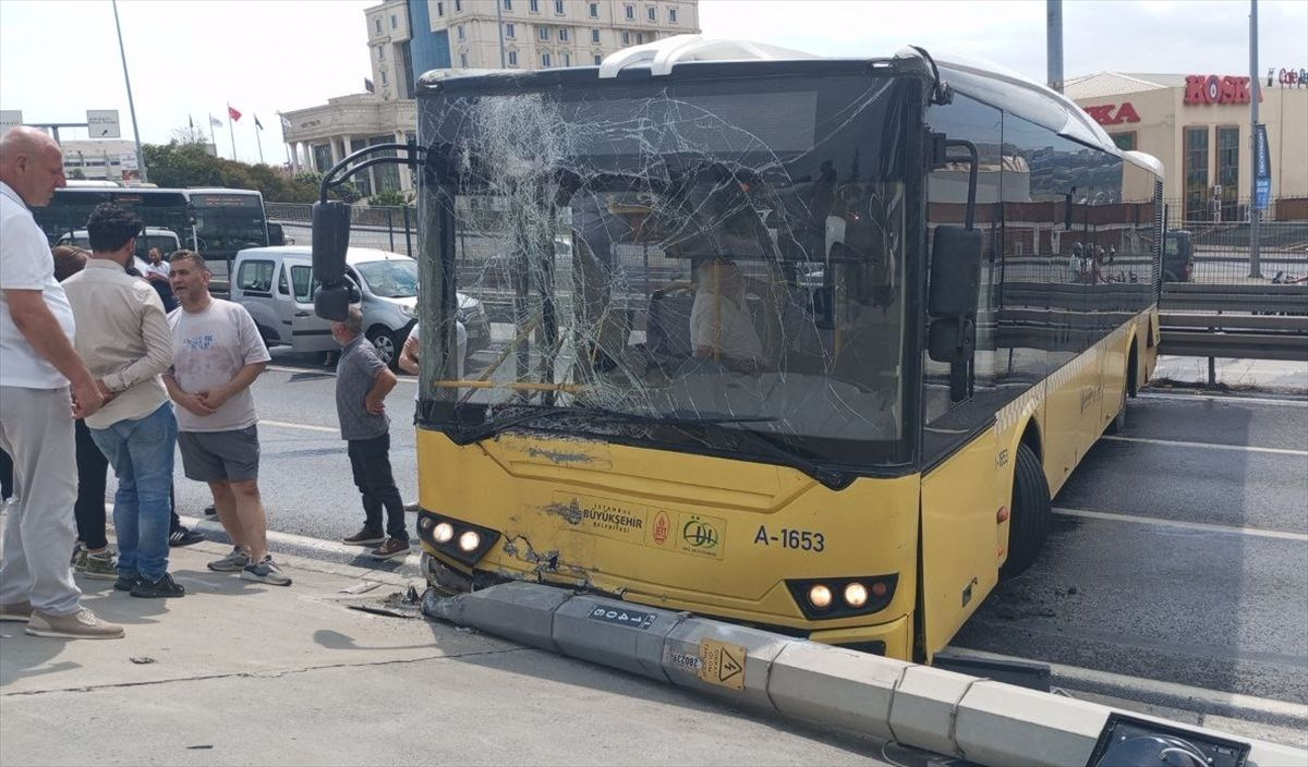 Avcılar'da İETT otobüsü kaza yaptı! Edirne istikameti trafiğe kapatıldı