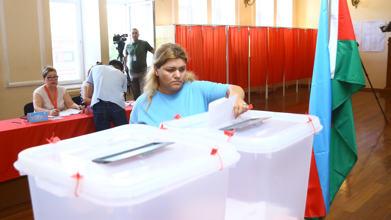 Azerbaycan'da halk sandık başında! Oy kullanma işlemi başladı