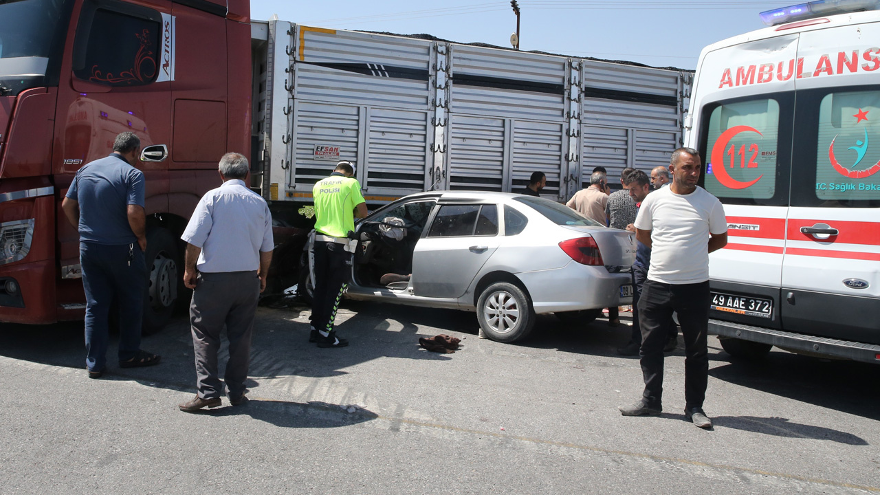 Muş'ta bir otomobil dönüş yapan tıra çarptı: Ölü ve yaralılar var