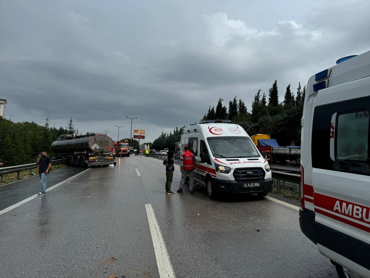 Anadolu Otoyolu'nda zincirleme kaza! Yol ulaşıma kapandı, 3 tanker 2 tır 1 otomobil...