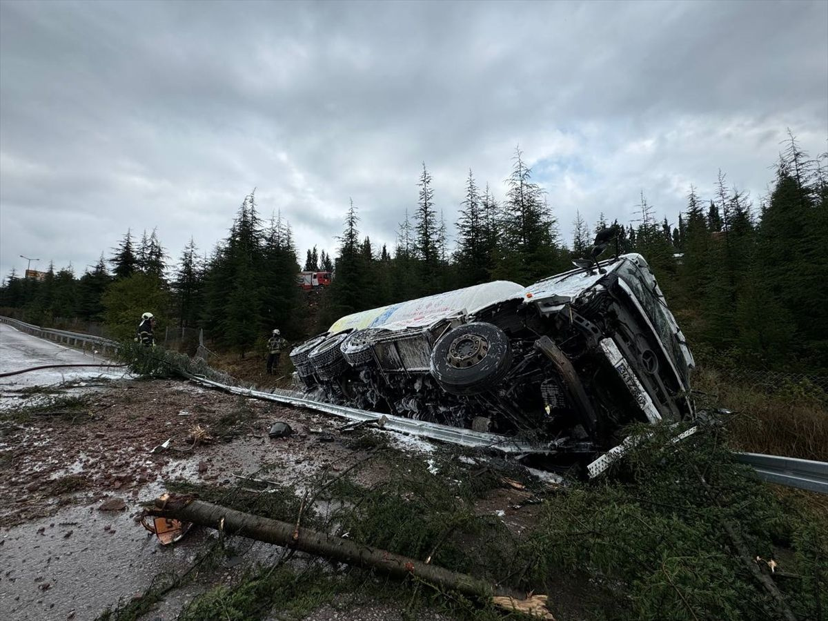 Anadolu Otoyolu'nda zincirleme kaza! Yol ulaşıma kapandı, 3 tanker 2 tır 1 otomobil...