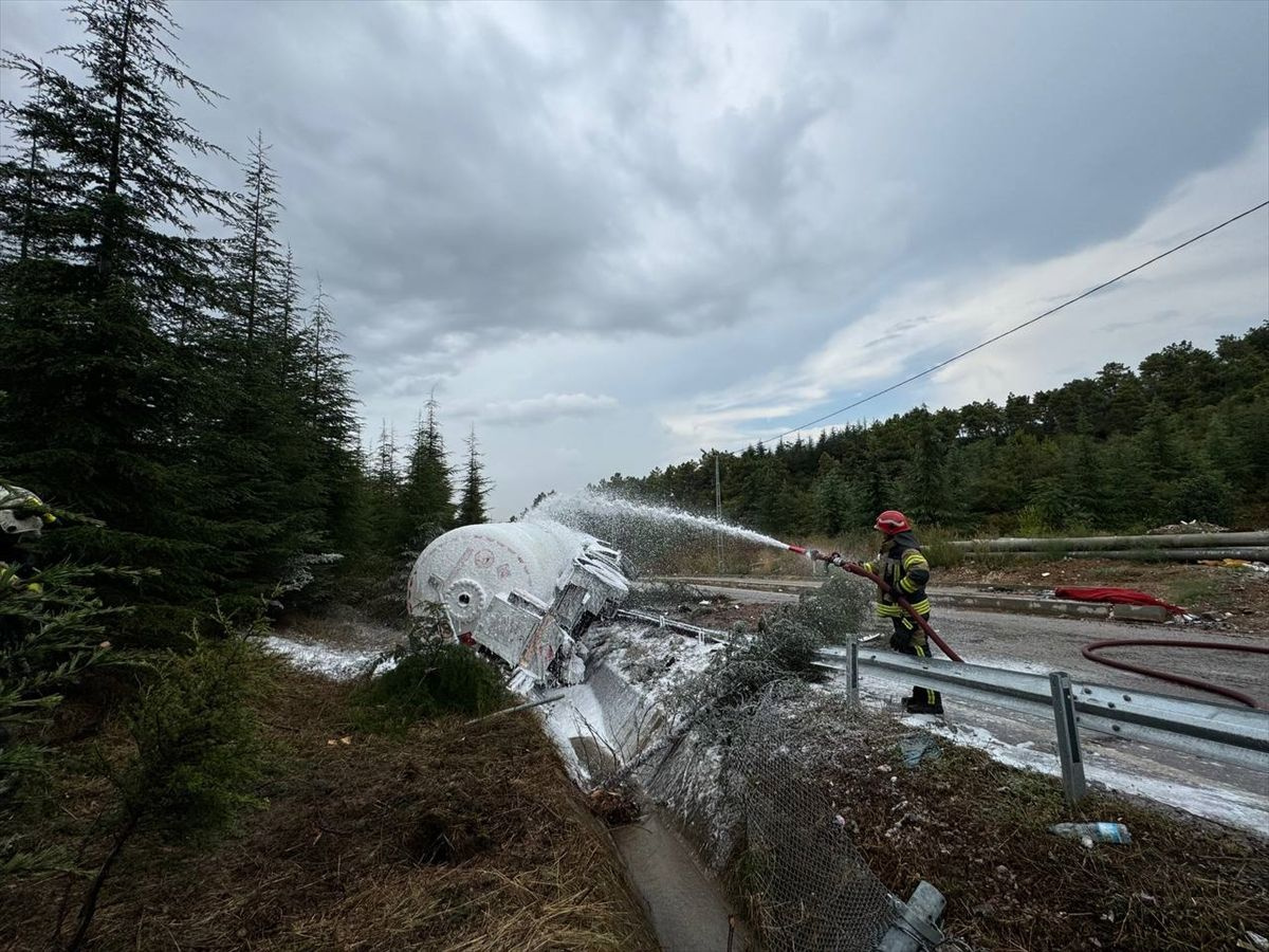 Anadolu Otoyolu'nda zincirleme kaza! Yol ulaşıma kapandı, 3 tanker 2 tır 1 otomobil...