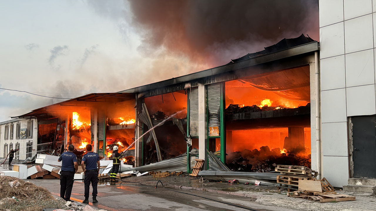 Kırtasiye malzemelerinin bulunduğu depo yanıyor!