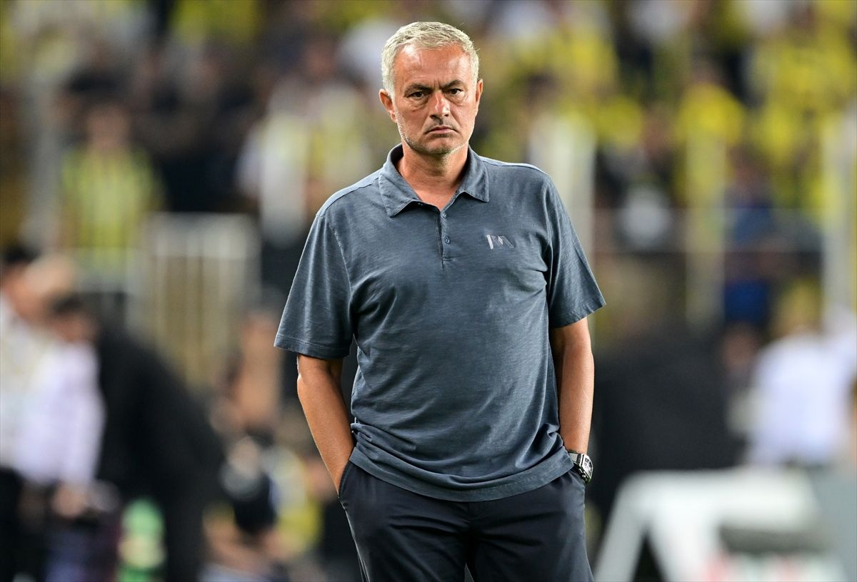 Fenerbahçe'de Jose Mourinho kararını verdi: O isimler takımda kalacak! Gelen teklif ne olursa olsun...