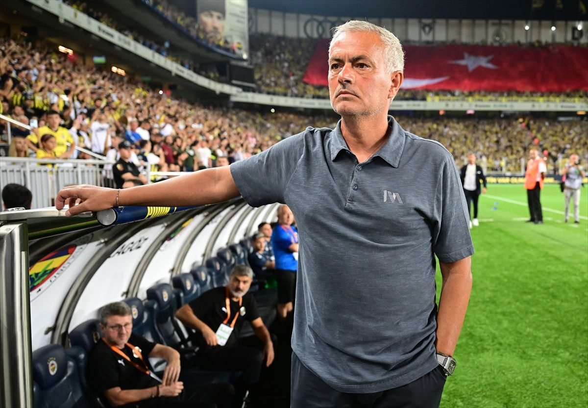 Fenerbahçe'de Jose Mourinho kararını verdi: O isimler takımda kalacak! Gelen teklif ne olursa olsun...