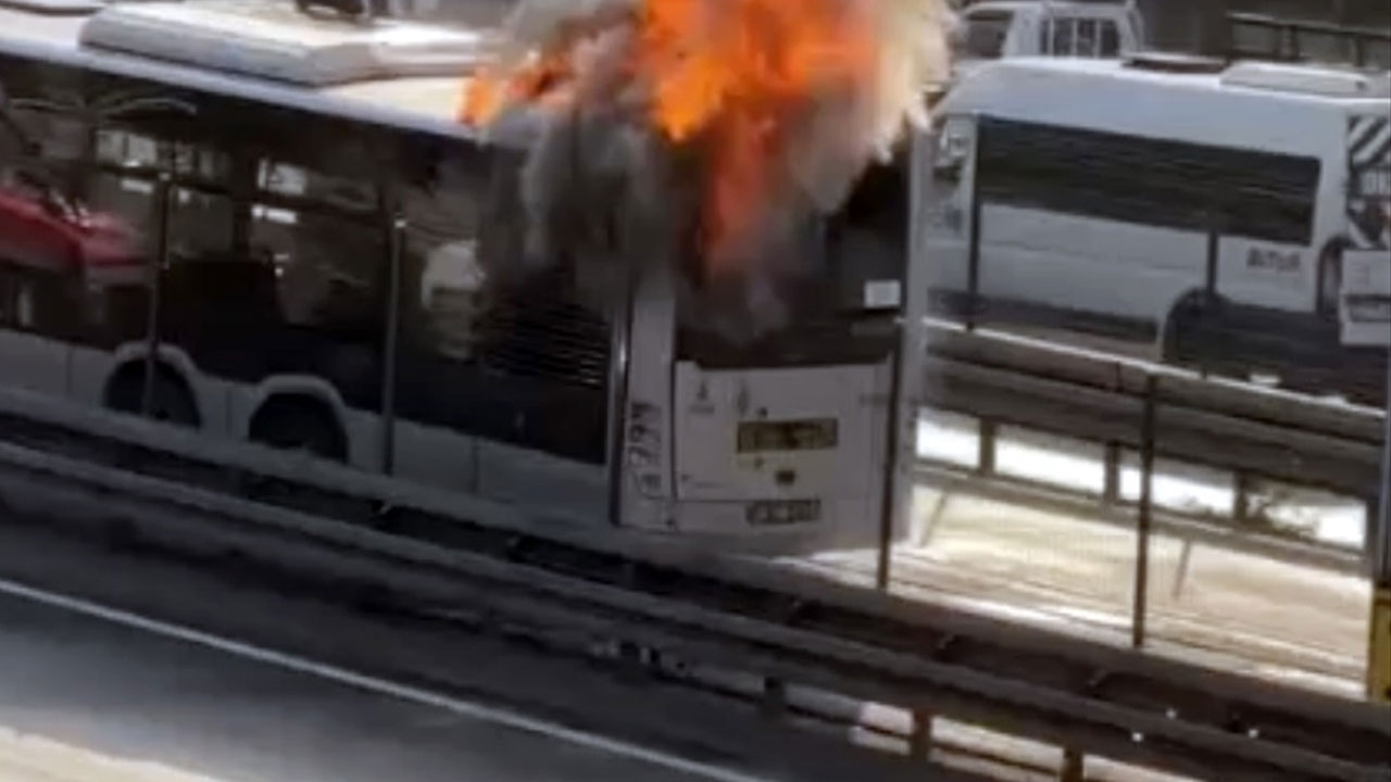 İstanbul'da metrobüste yangın çıktı!