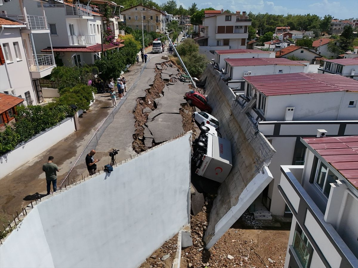 İzmir'de sağanak felaketi! Yol çöktü, araçlar denize sürüklendi