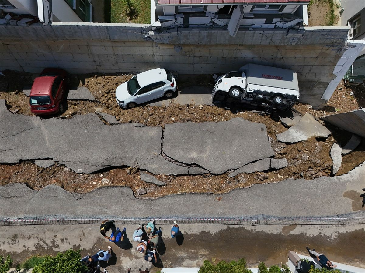 İzmir'de sağanak felaketi! Yol çöktü, araçlar denize sürüklendi