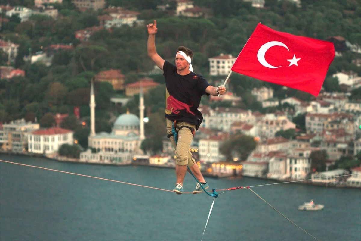 Herkes Jaan Roose'u konuşuyor! Asya'dan Avrupa'ya ip üstünde geçti