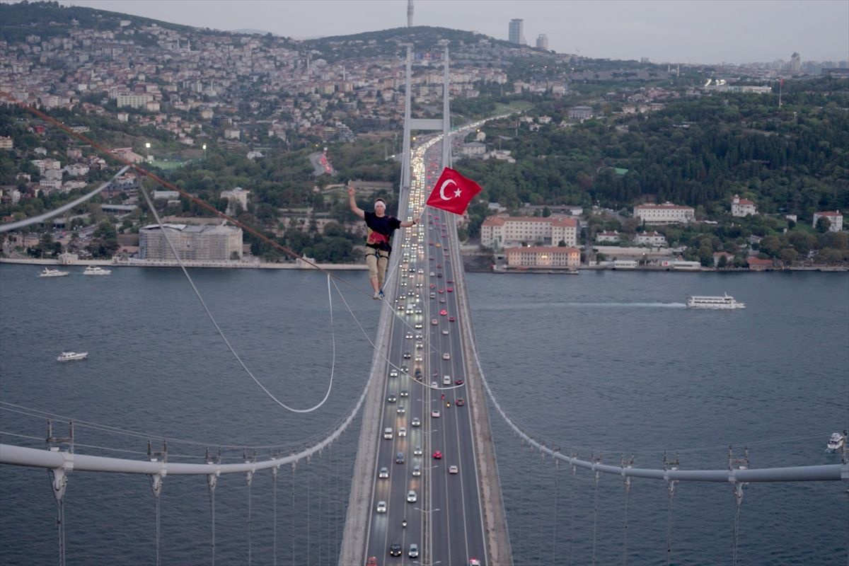 Herkes Jaan Roose'u konuşuyor! Asya'dan Avrupa'ya ip üstünde geçti