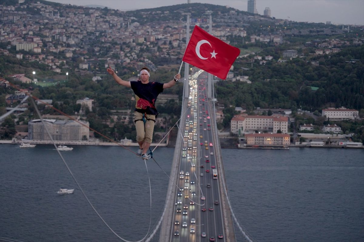 Herkes Jaan Roose'u konuşuyor! Asya'dan Avrupa'ya ip üstünde geçti