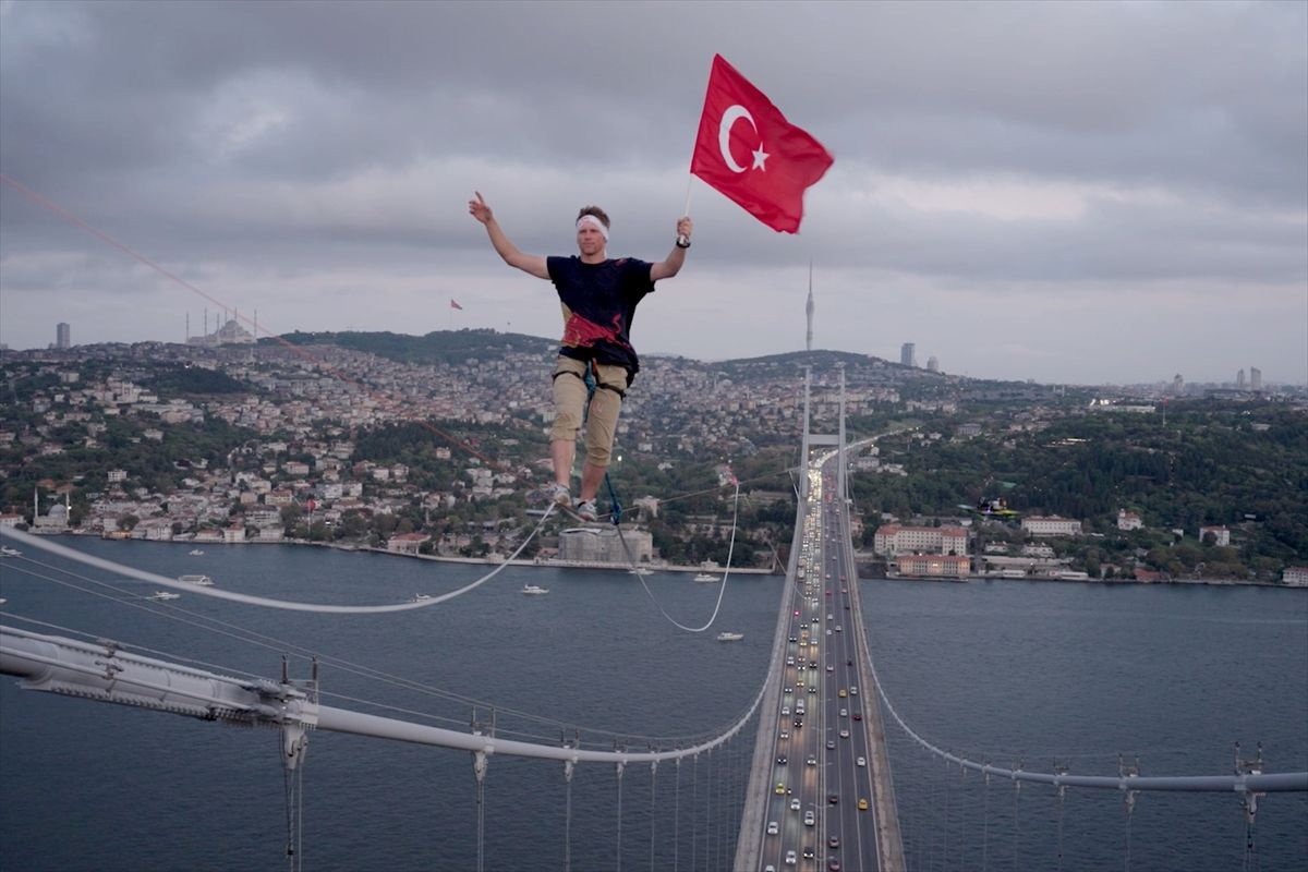 Herkes Jaan Roose'u konuşuyor! Asya'dan Avrupa'ya ip üstünde geçti