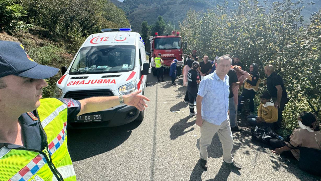 Düzce'de tarım işçilerini taşıyan minibüs şarampole devrildi