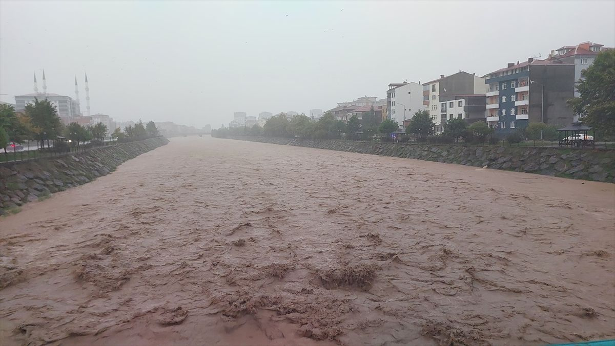 Trabzon'u sağanak vurdu! Kentte hayat durdu, yollar kapandı, hastaneyi su bastı, 1 kişi kayıp...