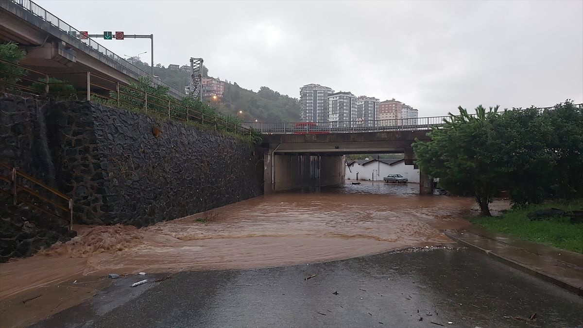 Trabzon'u sağanak vurdu! Kentte hayat durdu, yollar kapandı, hastaneyi su bastı, 1 kişi kayıp...