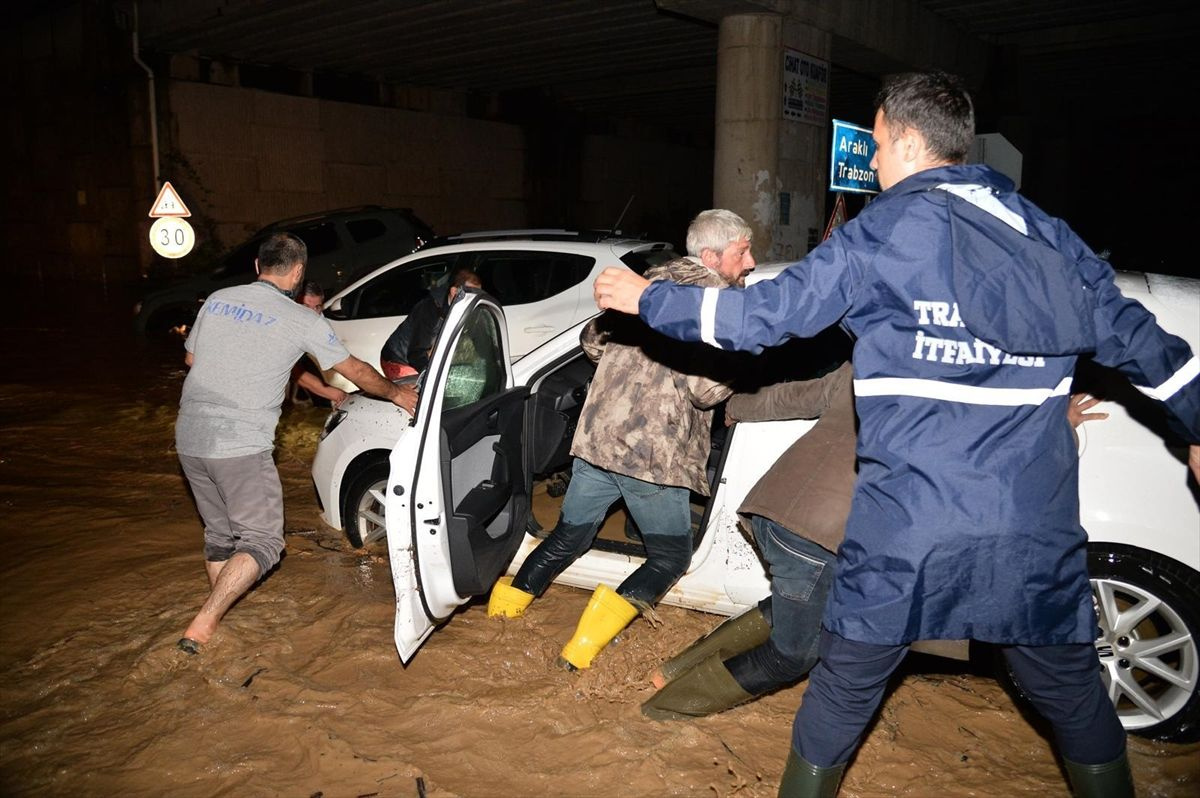 Trabzon'u sağanak vurdu! Kentte hayat durdu, yollar kapandı, hastaneyi su bastı, 1 kişi kayıp...