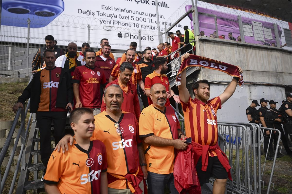 RAMS Park'ta toplanan Galatasaraylı taraftarlar, derbi için Kadıköy'e gitti