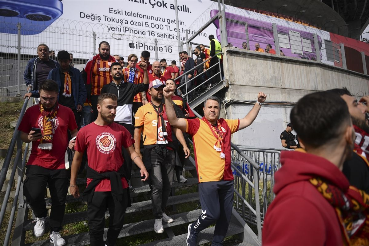 RAMS Park'ta toplanan Galatasaraylı taraftarlar, derbi için Kadıköy'e gitti