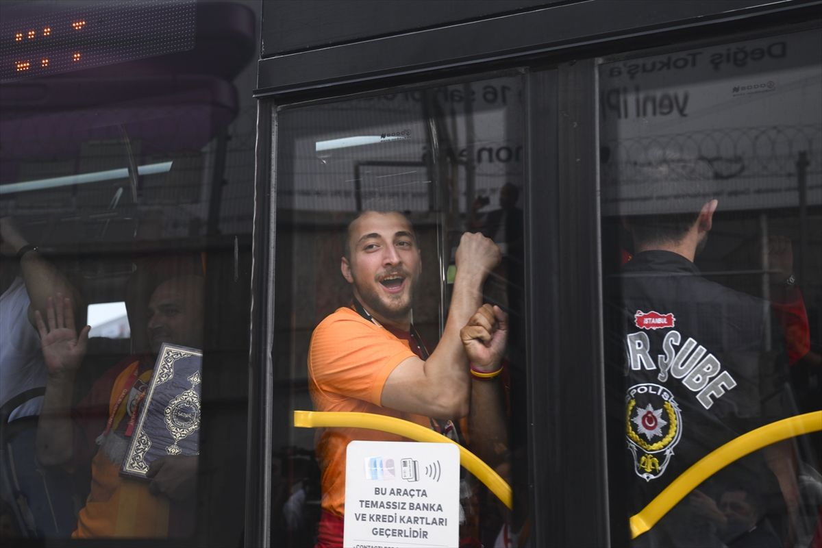 RAMS Park'ta toplanan Galatasaraylı taraftarlar, derbi için Kadıköy'e gitti