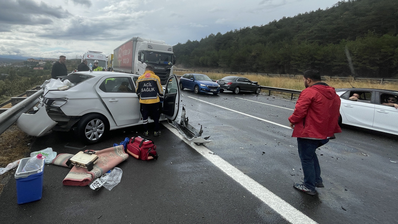 Anadolu Otoyolu'nun Bolu kesiminde zincirleme trafik kazası meydana geldi