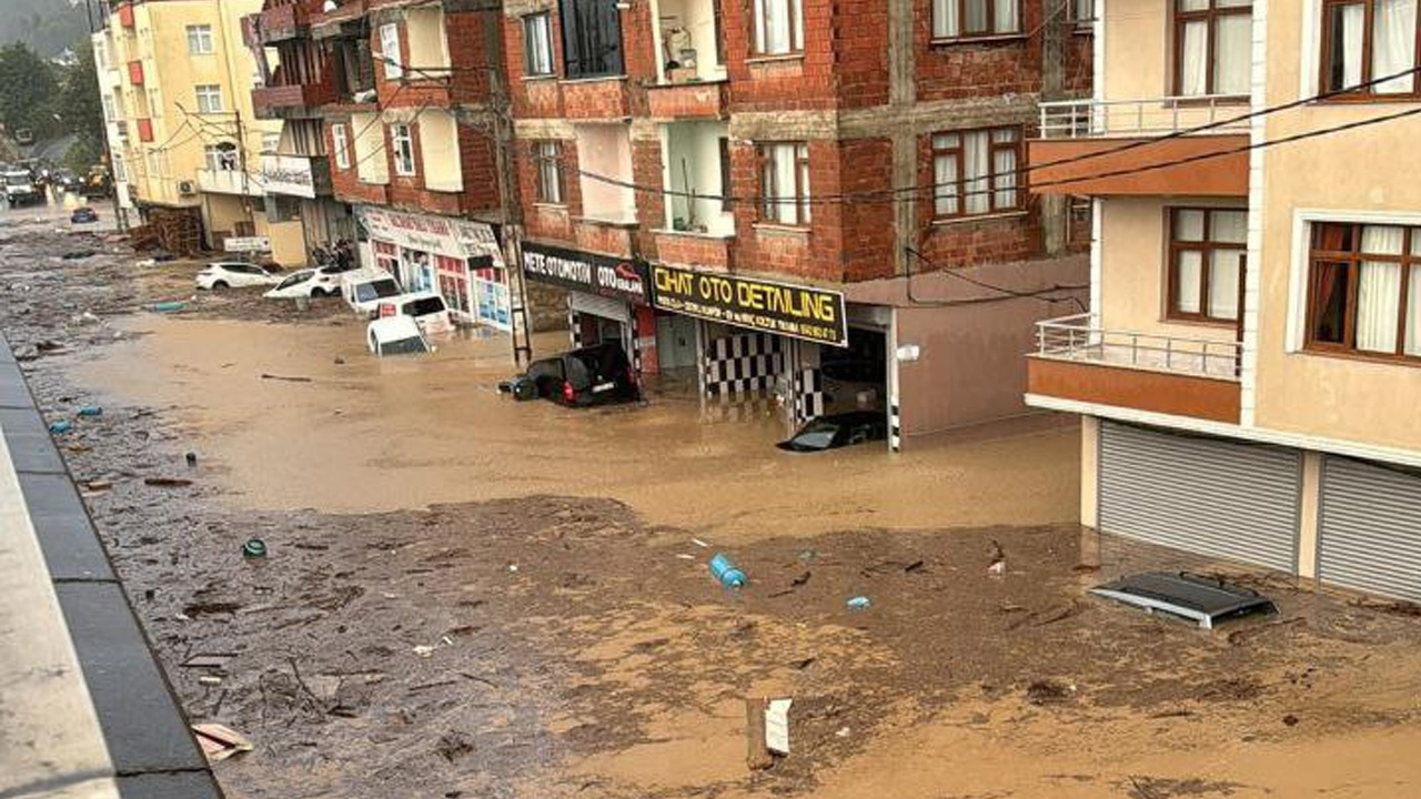 Trabzon'u sağanak vurdu! Kentte hayat durdu, yollar kapandı, hastaneyi su bastı, 1 kişi kayıp...