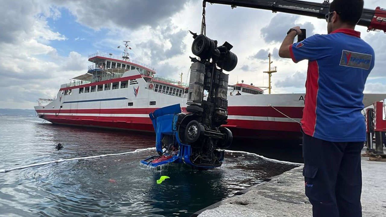 Kocaeli'de freni boşalan tır denize düştü