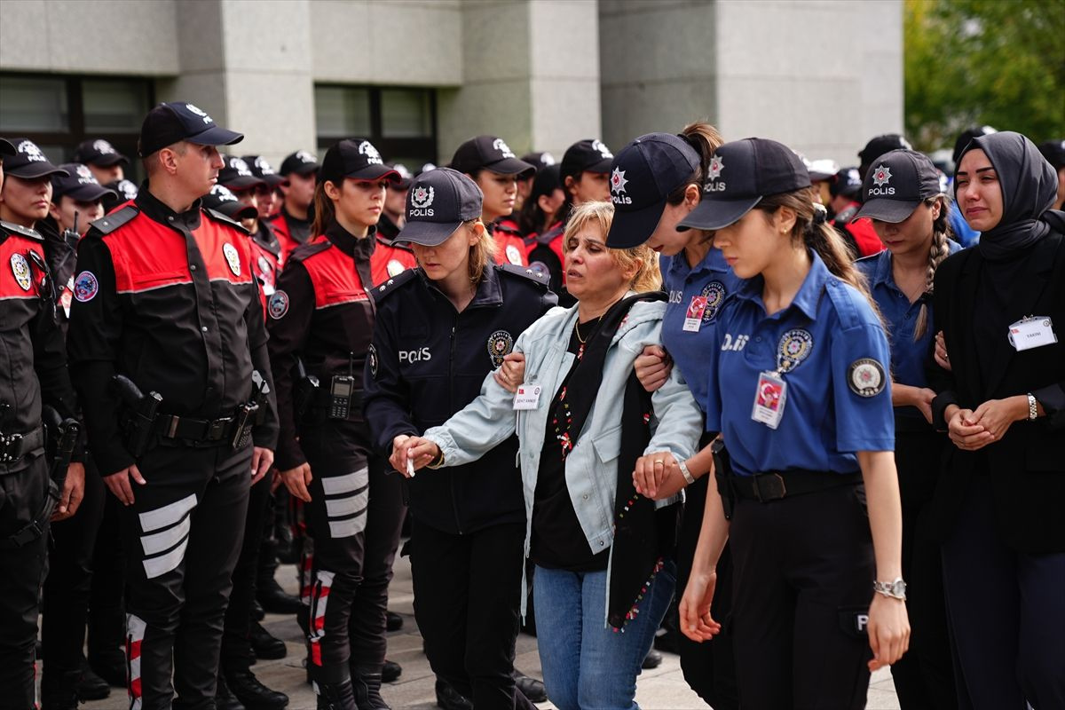 Şehit polis Şeyda Yılmaz'a veda! Cenaze töreninde yakınları güçlükle ayakta durdu