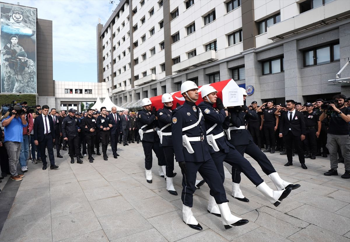 Şehit polis Şeyda Yılmaz'a veda! Cenaze töreninde yakınları güçlükle ayakta durdu