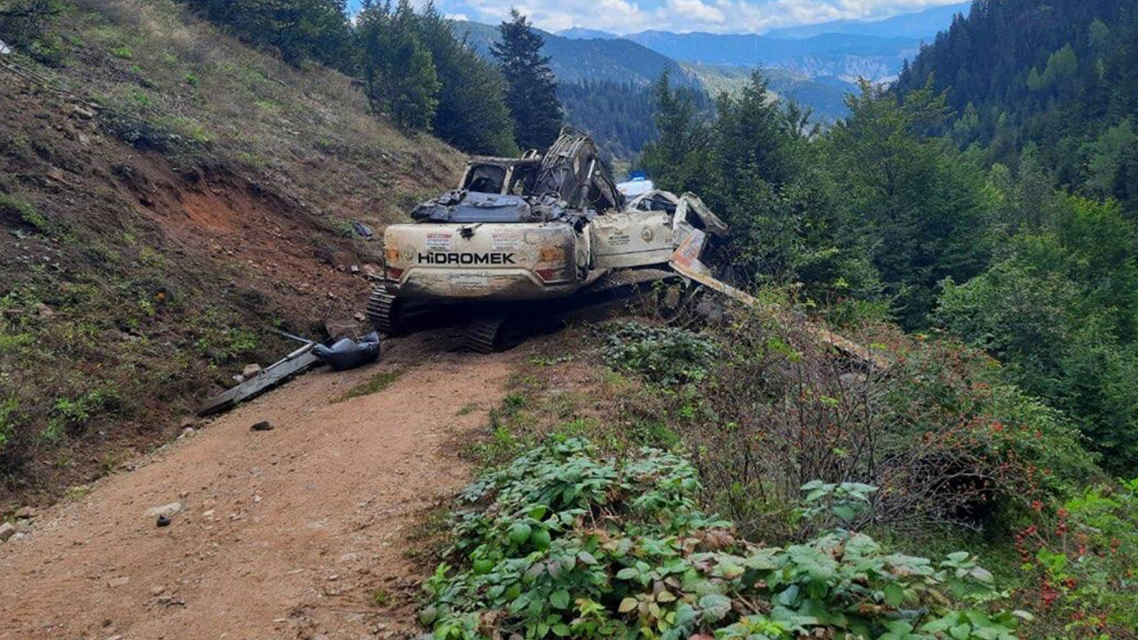 Artvin'de iş makinesi taşıyan kamyon uçuruma devrildi: 2 ölü