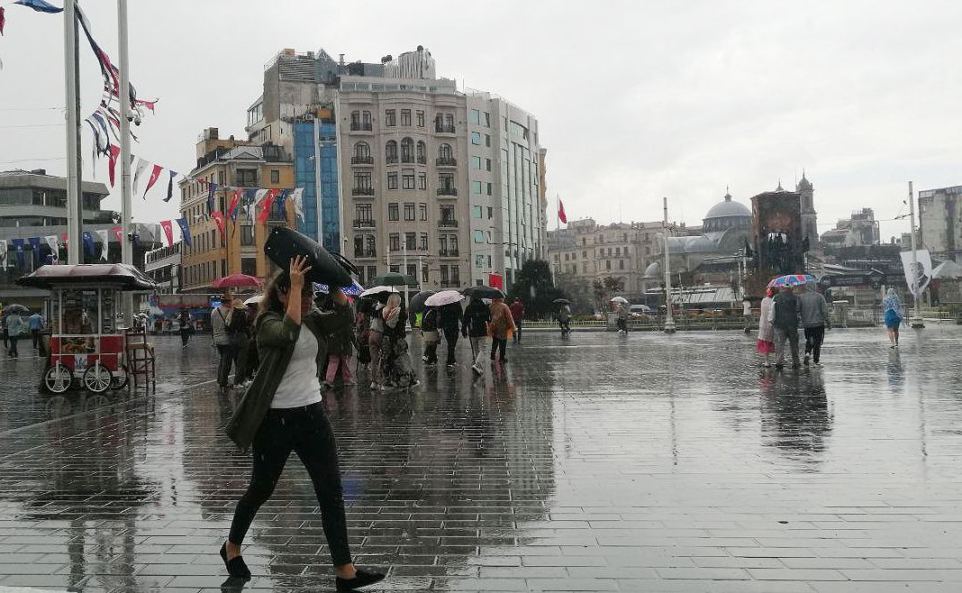 Birçok ilde kuvvetli yağış ve fırtına bekleniyor! Meteoroloji İstanbul'u saat vererek uyardı