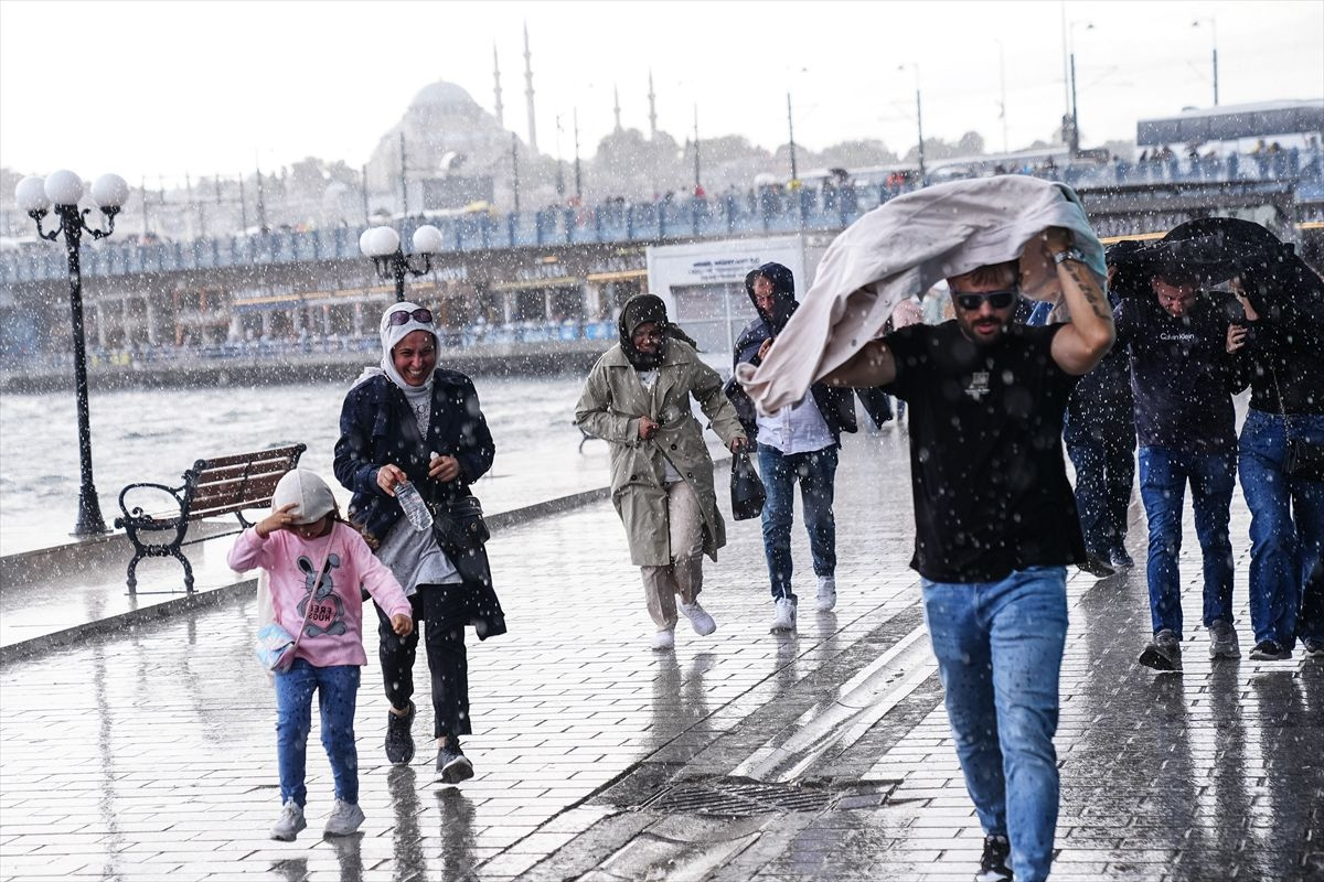 Birçok ilde kuvvetli yağış ve fırtına bekleniyor! Meteoroloji İstanbul'u saat vererek uyardı