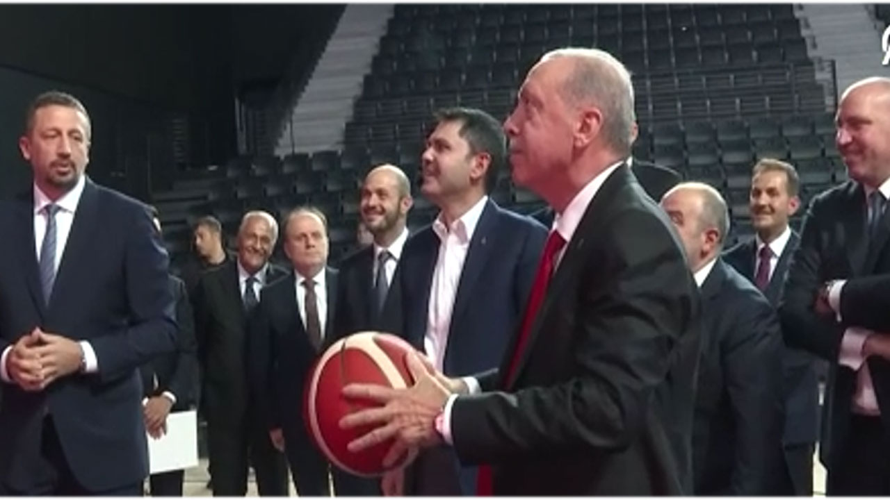 Cumhurbaşkanı Erdoğan, Basketbol Gelişim Merkezi'nde potaya atış yaptı