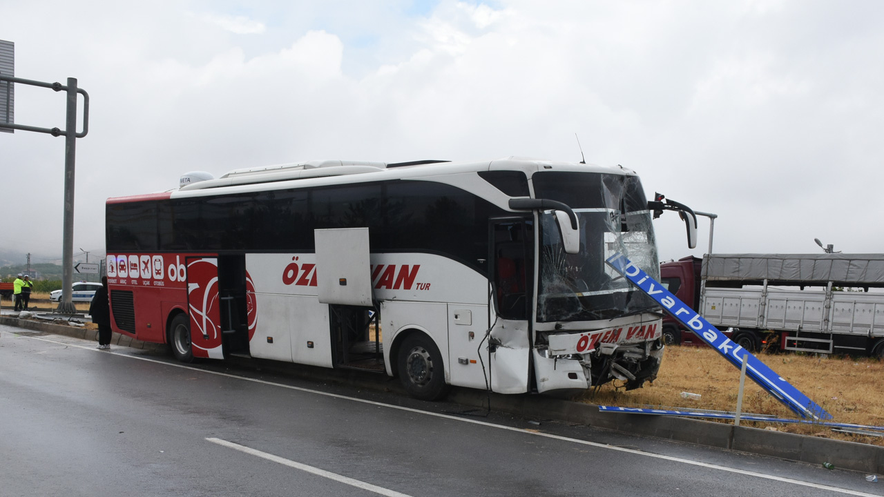 Malatya'da yolcu otobüsüyle traktör çarpıştı! Kazada 1 kişi öldü