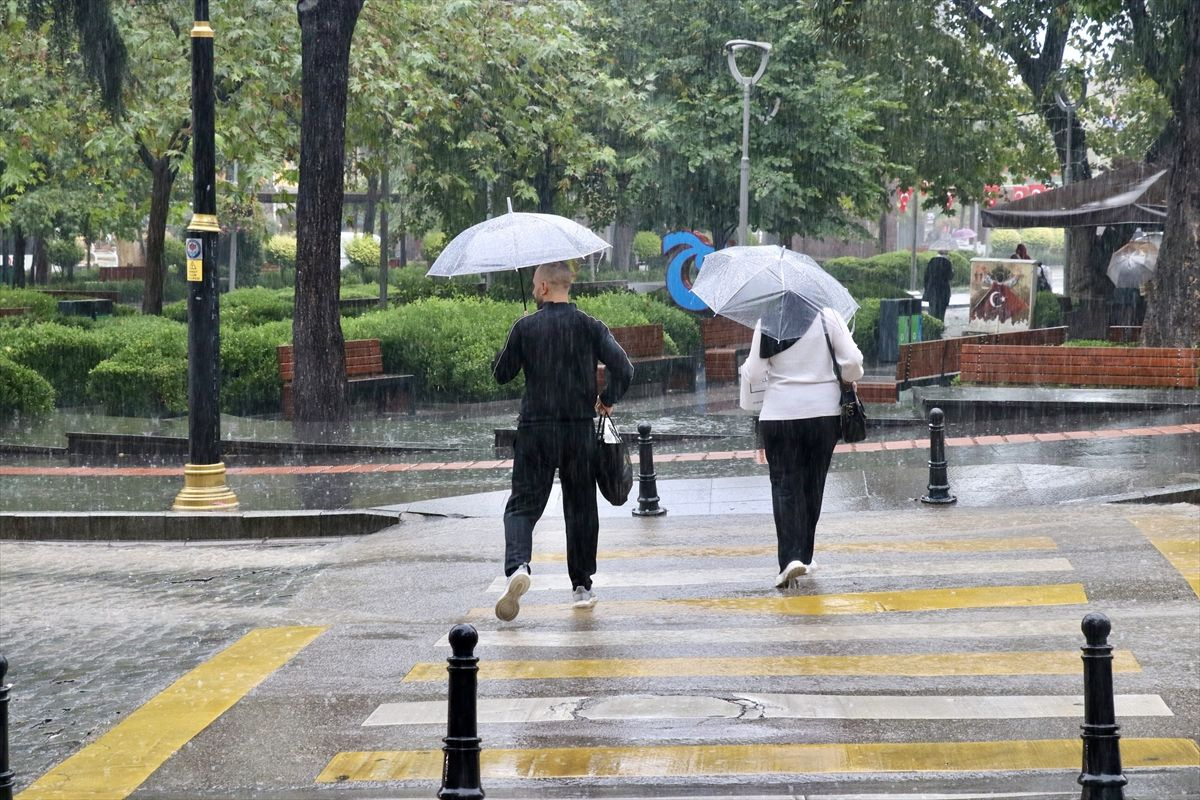 Meteoroloji'den 7 il için sarı ve turuncu kodlu uyarı! Kuvvetli yağış ve fırtınaya dikkat