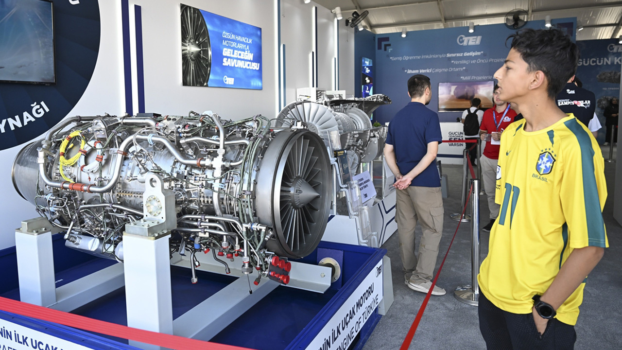 Türkiye'nin ilk milli turbofan uçak motoru TEI-TF6000, TEKNOFEST Adana'da sergileniyor