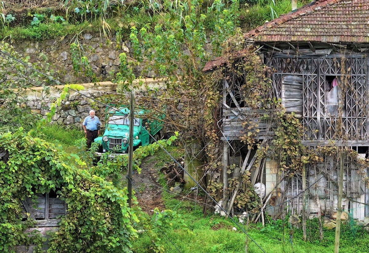 Trabzon'da 64 yıl önce satın aldığı arabaya gözü gibi bakıyor