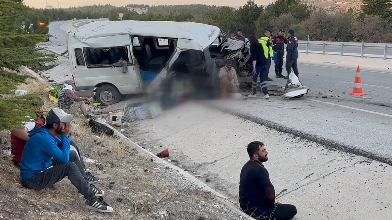 Karaman'da işçi servisi devrildi! Ölü ve yaralılar var