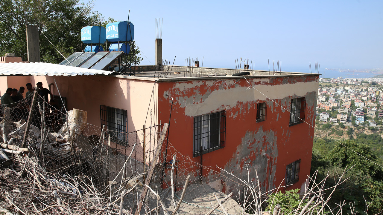 Hatay'da karısını gözünü kırpmadan öldürdü, suç aletiyle birlikte yakalandı