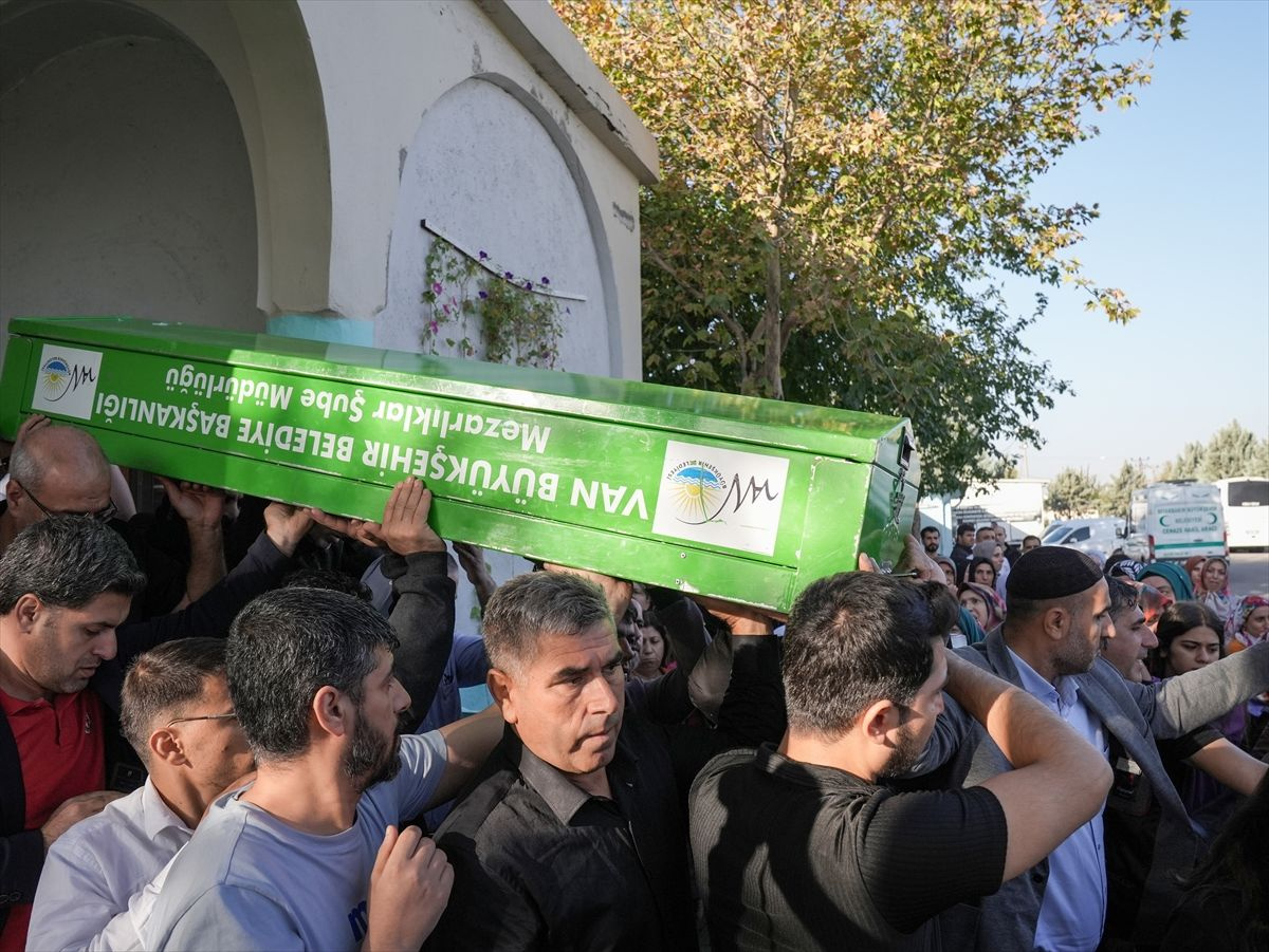 Rojin'in tabutunu kadınlar taşıdı! Gözyaşlarıyla uğurlandı